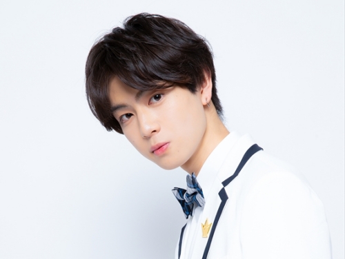 「欲しいのはあなた」INI 佐野雄大、ベッド上で見せた“甘い表情”【PHOTO】