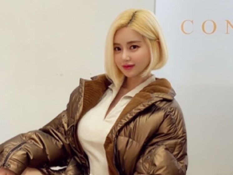 韓国美女DJのファニーなデニムセットアップに注目、アメリカツアーでの一コマを公開【PHOTO】
