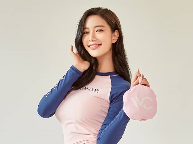「世界で最も美しい女性」2位のクララ、透明美肌の“圧巻美貌”が話題【PHOTO】