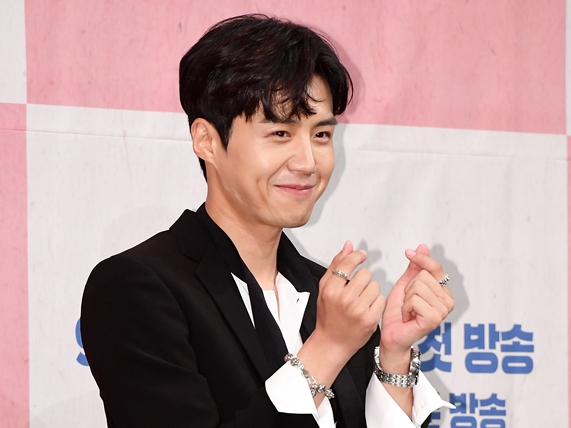 キム・ソンホ、“暴露”した元恋人とのやり取り流出も無言貫く…「申し上げることはない」