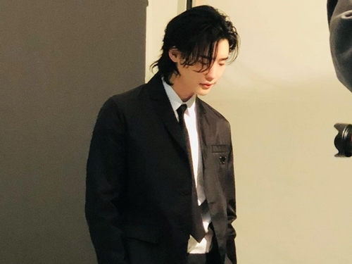 俳優イ・ジョンソク、撮影現場の“不意打ち笑顔”にファン熱狂！ 「これは反則です」【PHOTO】