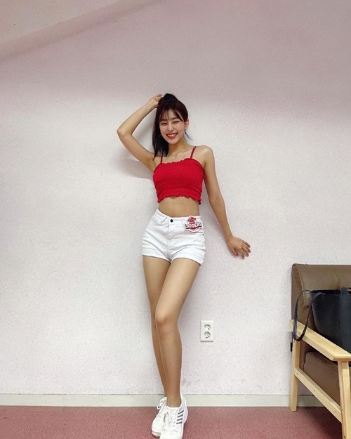 韓国の20歳美女チアが“ホットパンツ姿”で登場!美スタイル披露で「すべて完璧」の声【PHOTO】
