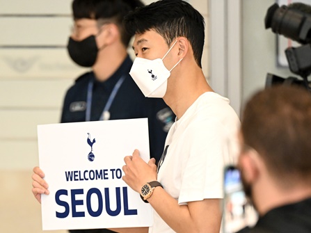 ソン・フンミンは出迎えカードで歓迎…トッテナム来韓、空港大フィーバー【PHOTO】