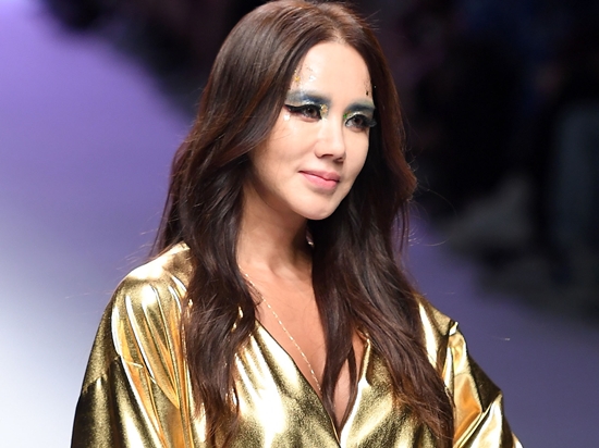 50代半ばでもプリプリ美肌で話題の“韓国のマドンナ”、芸能人オーラがダダ漏れの超絶美貌【PHOTO】