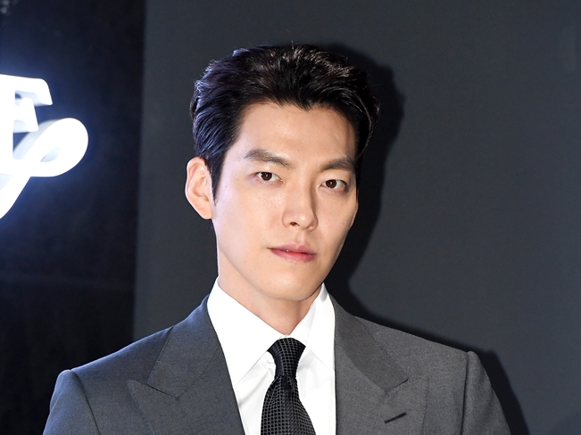 俳優キム・ウビンが困窮患者に治療費1億ウォンを寄付、2022年はNetflix・ドラマ・映画に出演