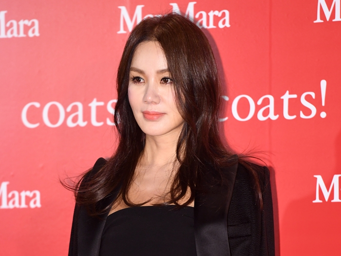 『結婚できない男』リメイク出演の“韓国のマドンナ”オム・ジョンファ、愛犬とのゆったり姿公開【PHOTO】