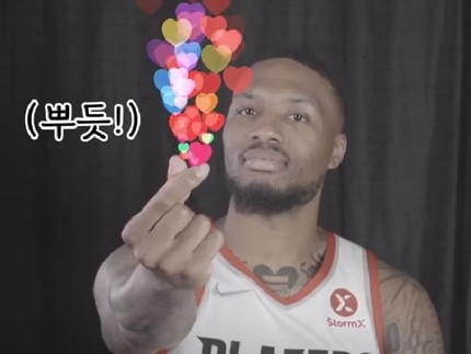 NBAのスーパースター・リラード、韓国ファンに「愛してます」と“指ハート”を飛ばす