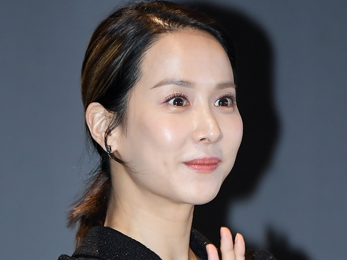 「自然美人！」『パラサイト』の“美人奥様”女優チョ・ヨジョン、優雅すぎる近況が話題【PHOTO】