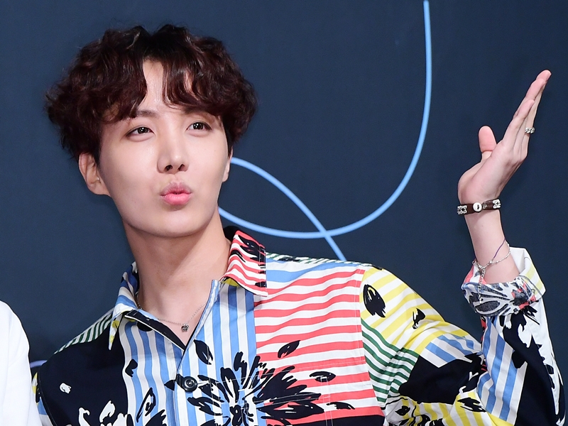 BTS・J-HOPEに本を送った韓国の人気詩人、代表作は「教師時代、生徒が憎くて書いた」と明かす