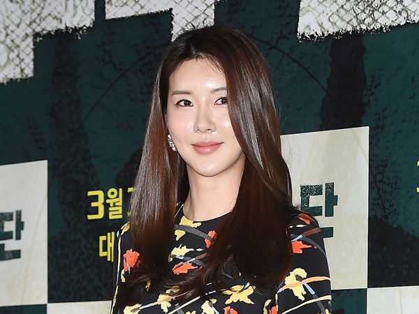 薬物有罪や引退宣言で騒がせるも“婚前妊娠”を発表した韓国女優、純白ウェディングドレス姿公開【PHOTO】
