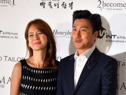 【写真】“韓国の英雄”安貞桓、美人奥様との密着SHOTに「新婚みたいにラブラブ」と反響