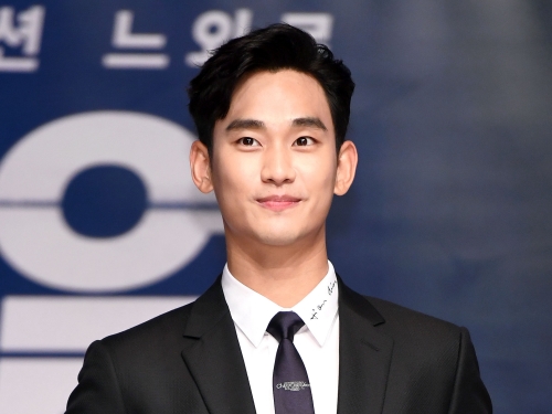 俳優キム・スヒョンの“スーツ姿”にキュン！長くなった前髪が「いつもと違う雰囲気」【PHOTO】