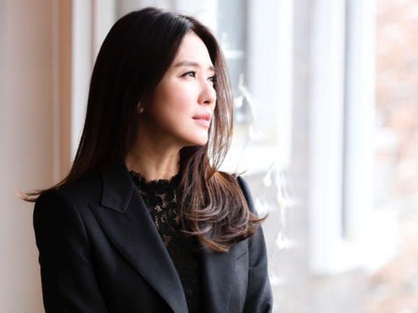 数々の人気ドラマで母親役を演じる女優イ・イルファ、合同焼香所訪問…菊の花を持って「哀悼します」