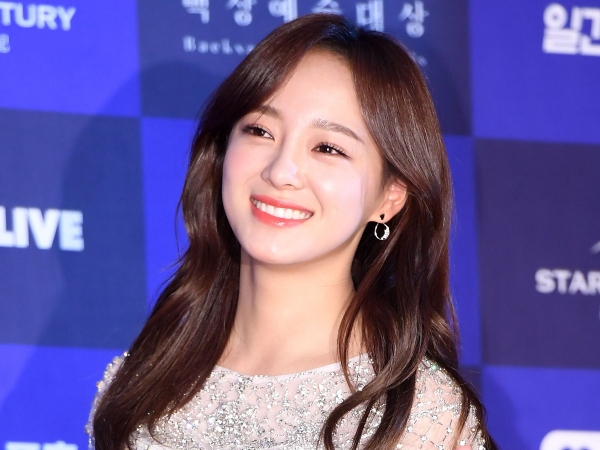 『社内お見合い』女優キム・セジョン、“ウィンクにキス顔”披露でNetflixも反応！「オーマイガー」【PHOTO】