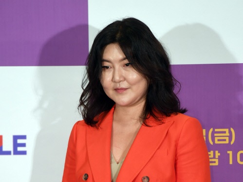 「意図的に騙した？」と直球質問も…YouTubeで裏広告疑惑の韓国女性スタイリストが涙の釈明
