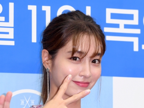 “イ・ビョンホンの妻”女優イ・ミンジョン、欠点ひとつない完璧自撮りに反響「365日24時間美しい」【PHOTO】
