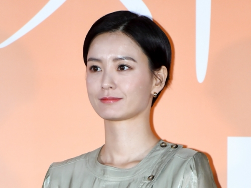 女優チョン・ユミ、“オン眉”ぱっつん前髪姿が20代にしか見えない！「人じゃなくて妖精ですよね？」【PHOTO】