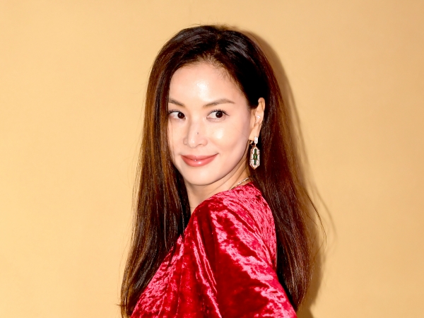 チャン・ドンゴンの奥様コ・ソヨン、どんどん若返っていく“タイムトラベル美貌”に反響「もはや芸術」【PHOTO】