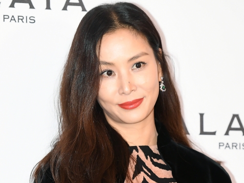 「今年で50歳!?」チャン・ドンゴンの奥様コ・ソヨン、“超ミニスカ”から超絶美脚がチラリ…！【PHOTO】