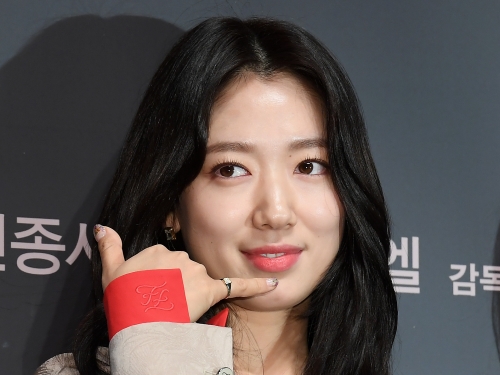 電撃結婚・妊娠伝えた女優パク・シネが「心機一転？」髪ばっさりカットの“大胆イメチェン”【PHOTO】