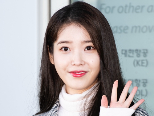 韓国の歌姫IU、車内で見せた“ニンマリ笑顔”にファンメロメロ「ブレても変わらない美貌」【PHOTO】