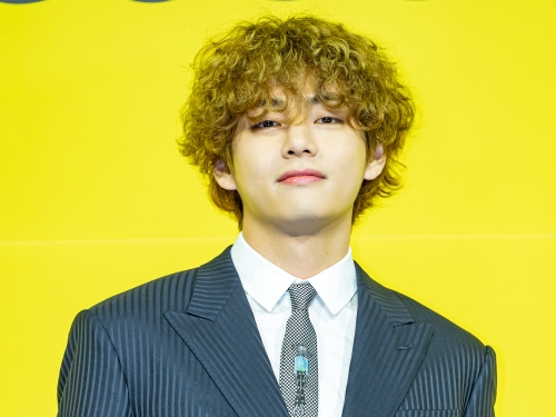 「テテも電車に乗るの!?」BTS・Vの近況に反響！ 変顔や“BTS愛”に溢れたショットも！【PHOTO】