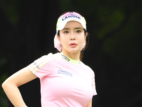 韓国女子ゴルファーのアン・シネ、日本製ウェアで大胆アピール…「上品で魅力的」と反響【PHOTO】