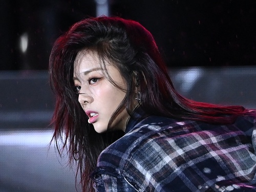「本当に高校生？」ITZYユナ、大人っぽすぎる“キス顔”。全身黒のシックな出立ちに反響【PHOTO】