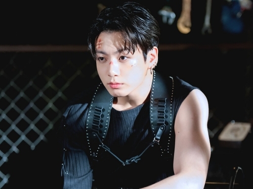 「グクペン生きてる？」BTS・JUNG KOOK、ムキムキ体型に傷だらけの顔…ハードボイルドな姿で悩殺【PHOTO】