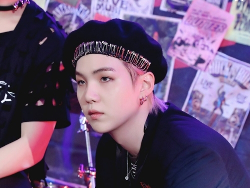 「スタッフに金一封あげたい」BTSのSUGA、“ベレー帽”が主役のロックコーデにファン絶賛【PHOTO】