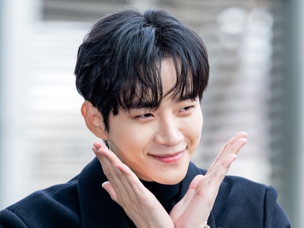 2PMジュノ、“黒の貴公子”に大変身… 非現実的なビジュに興奮「完全に落ちました」【PHOTO】