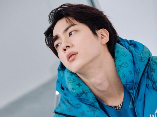 「色気すご」BTS・JIN、“モデル顔負けの表現力”に注目。GQメイキングカットに反響続々【PHOTO】