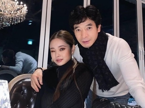 家族写真で“整形疑惑”一蹴、Netflix『脱出おひとり島』で注目集めるソン・ジアの美貌【PHOTO】
