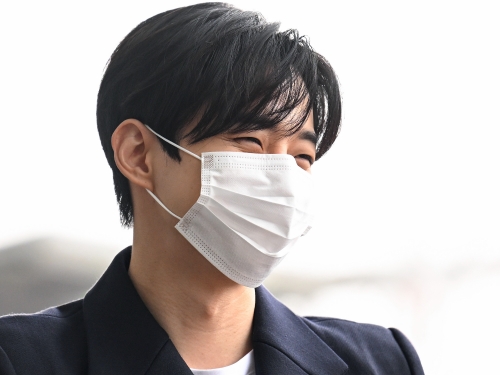 「胸キュン！」2PMジュノ、マスク越しにあふれる笑顔！テレビ局前で“指ハート”【PHOTO】