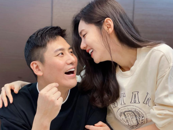 違う女性を膝の上に座らせ…“不仲説”の中韓俳優カップル、疑惑を払拭するラブラブ写真を投稿