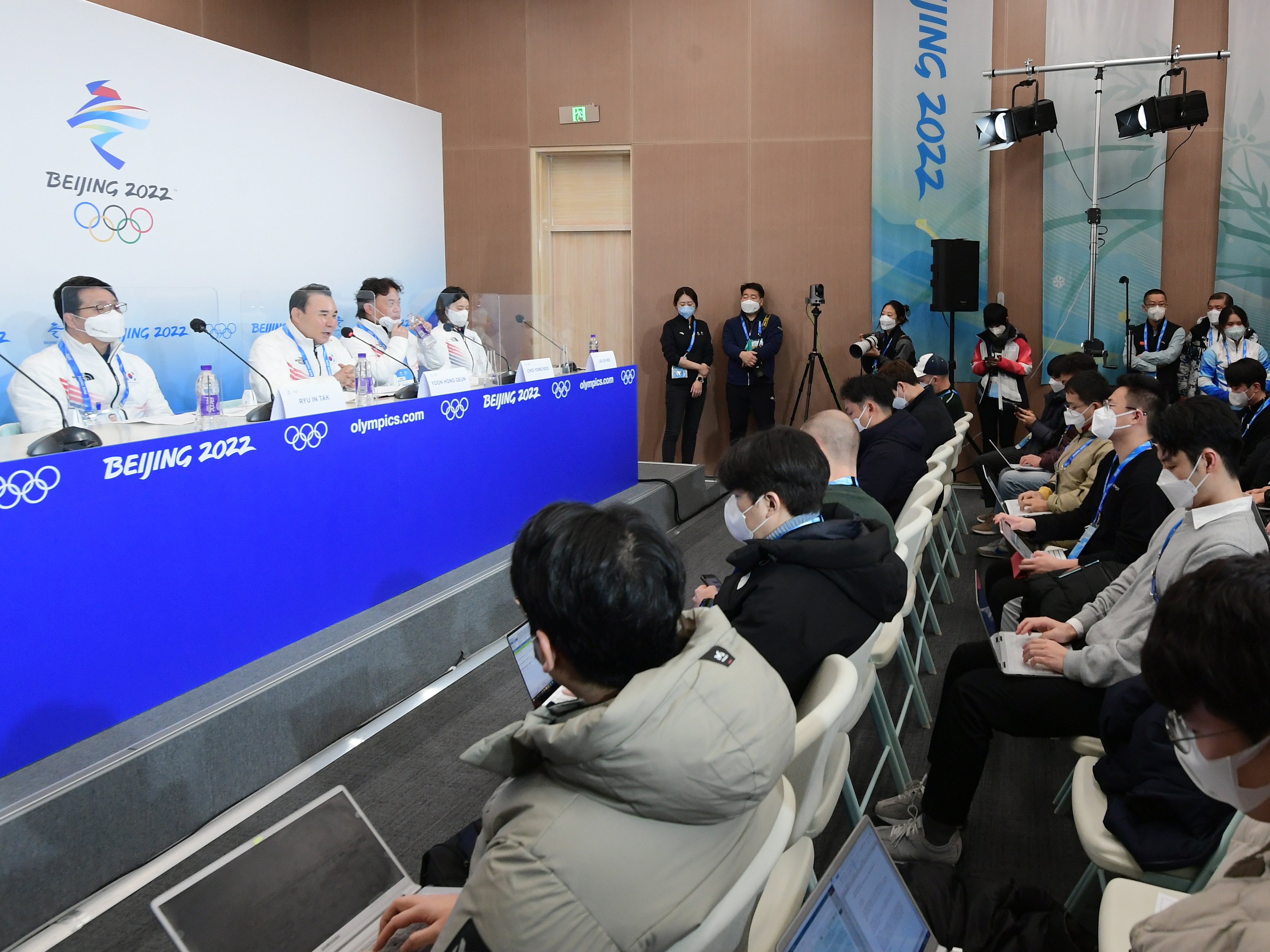 疑惑の“失格”で怒りの緊急記者会見…韓国選手団「スポーツはフェアプレーが保障されなければ」