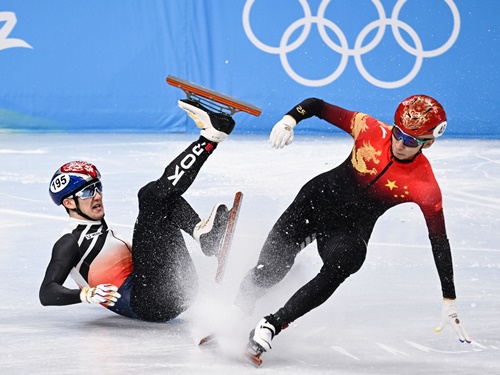 北京五輪で中国選手のブレードが左手に…韓国ショートトラック選手が