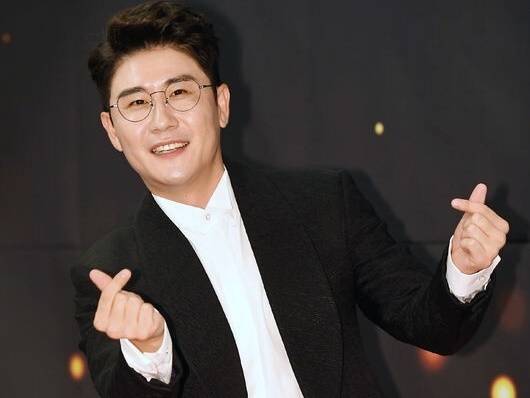 広告主とモデルというウィンウィン関係から“犬猿の仲”に…韓国人気歌手とマッコリ会社の葛藤とは