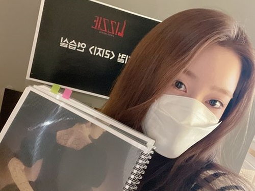 “未解決事件”がモチーフの人気ミュージカルにアイドルが出演。マスク越しの美貌を披露【PHOTO】