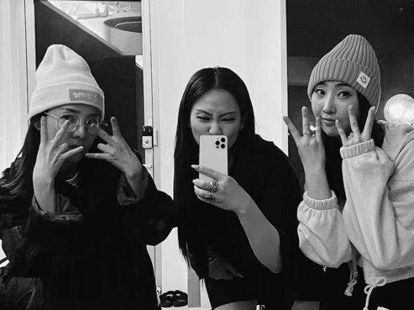 “元祖ガールクラッシュ”2NE1、再会SHOTに歓喜の涙「マジで復活してくれ」【PHOTO】