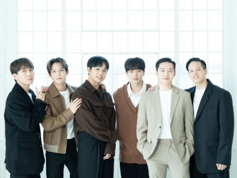 韓国男性グループBTOB、社員証もつけて“会社員”に変身！ファンミーティングのメインポスターを公開