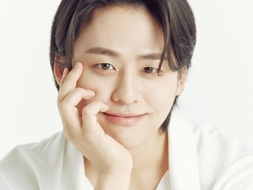ファンからもらったプレゼントを恋人にあげた？疑惑の韓国歌手が謝罪文発表も、内容皆無で火に油