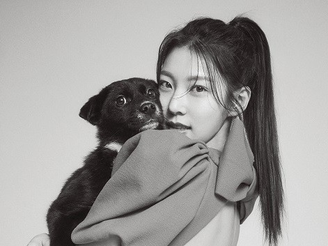 TWICEジョンヨン実姉の“背中ざっくり”大胆コーデ…女優コン・スンヨンが愛犬とグラビア撮影【PHOTO】