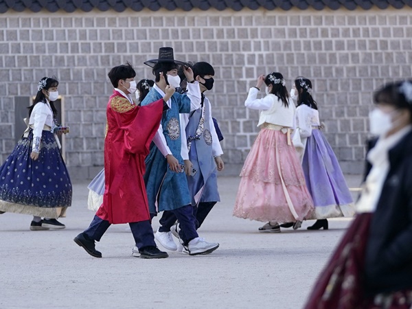 韓国で“屋外マスク着用義務”がなくなる？「今後2週間で減少傾向続けば規制解除検討」と防疫当局