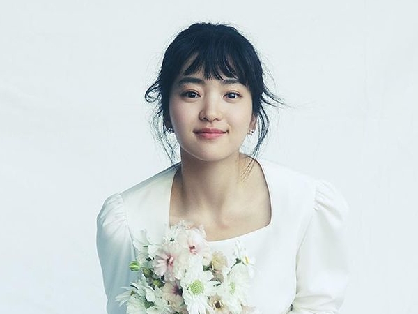 【写真】31歳で“女子高生役”演じたキム・テリ、純粋無垢な純白ドレス姿「ペク・イジン見てる？」