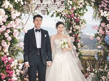 ヒョンビン♡ソン・イェジンも？イ・ビョンホン夫婦など芸能人の“ノーマスク海外旅行”は是か非か