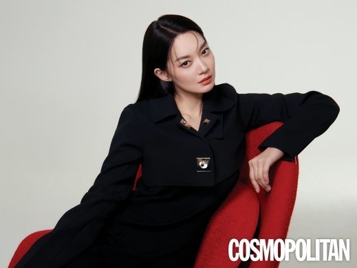 恋人と初共演の女優シン・ミナ、“欠点知らず”の陶器肌に反響「どうやったらそんな肌に…」【PHOTO】