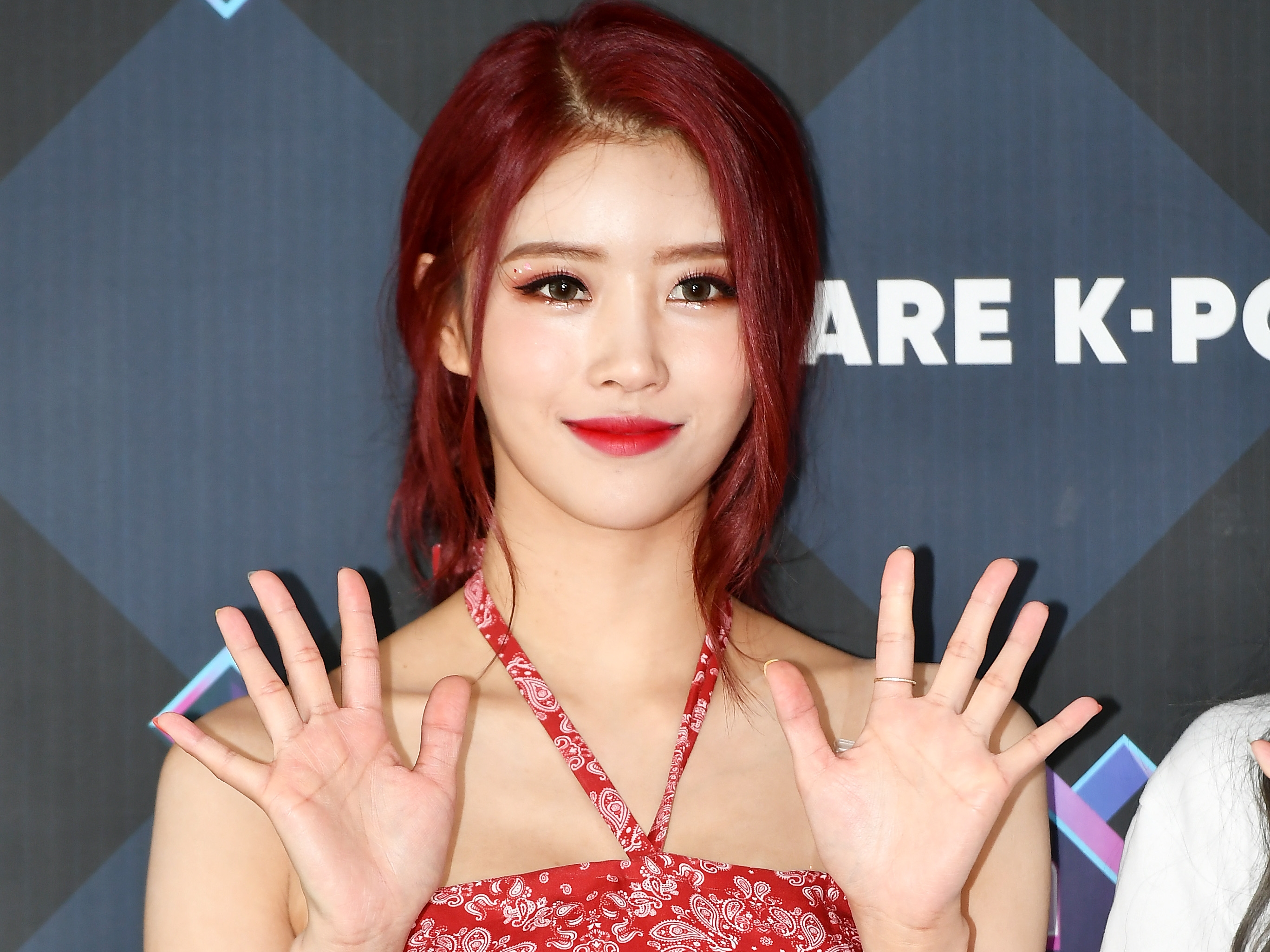 解散したLOVELYZ出身のミジュ、レトロな衣装で“女性らしさ”をアピール「夢は家族と一緒に暮らすこと」