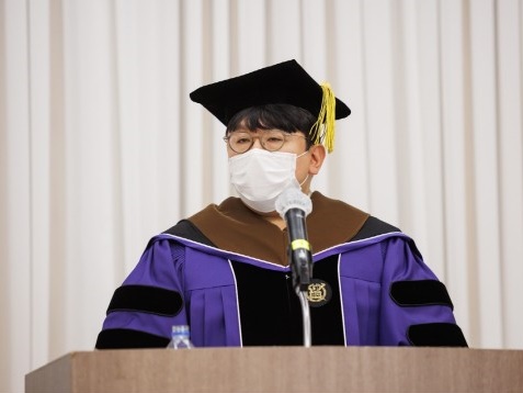 “BTSの父”HYBEパン・シヒョク議長、ソウル大学名誉博士号を授与される。大衆文化界史上初の快挙