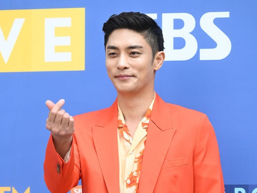 「非衛生的でマナーがない」飲食店で“トング食い”などの非常識行動を叩かれた韓国俳優が謝罪